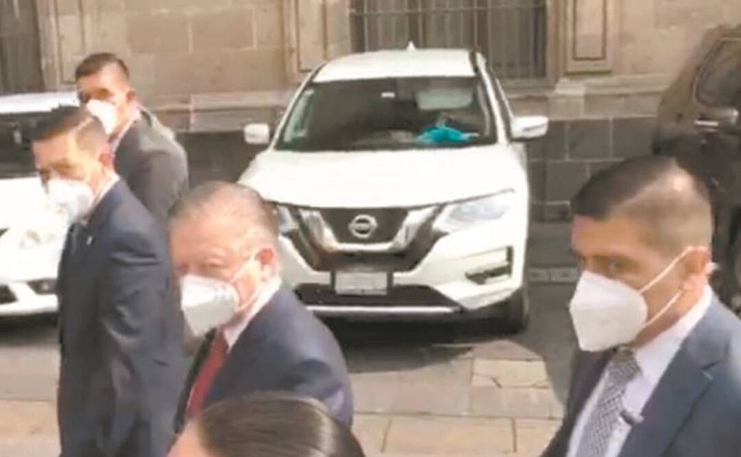Acompañado por su equipo de seguridad, el ministro presidente de la SCJN, Arturo Zaldívar, salió de Palacio Nacional por la calle de Corregidora. Foto: Especial.