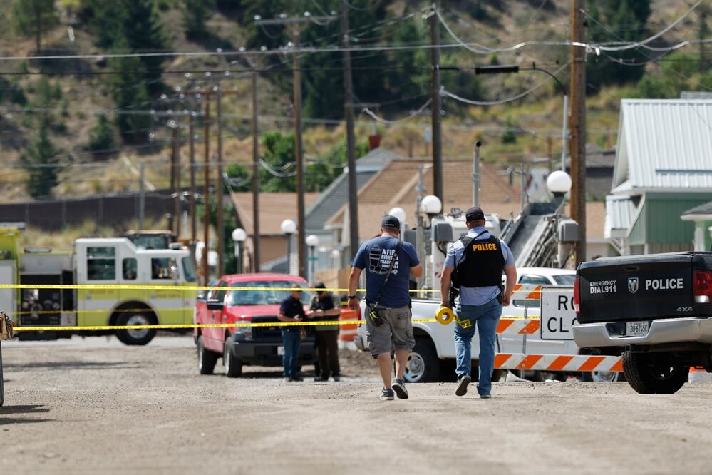 Policías y personal de emergencias son vistos después de un tiroteo reportado en Anaconda, Montana. Foto: AP