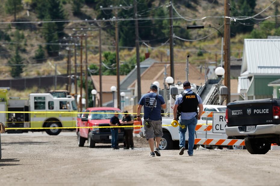 Policías y personal de emergencias son vistos después de un tiroteo reportado en Anaconda, Montana. Foto: AP