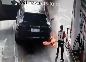 Hombre incendia camioneta con su dueña adentro mientras cargaba gasolina