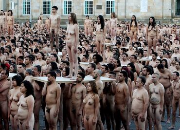 Conservadores ven "pornografía" en un desnudo artístico: Tunick