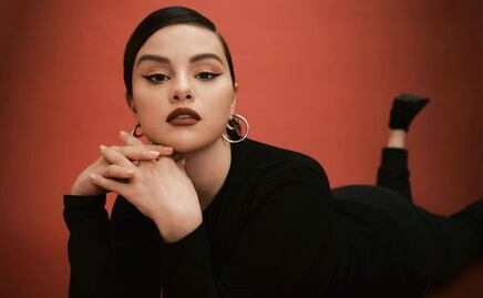 Selena Gómez impacta con sexy vestido rojo en la revista Rolling Stone