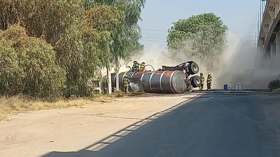 Explota pipa de combustible al ser impactada por tren en Teocalco, Hidalgo. (Foto: especial)