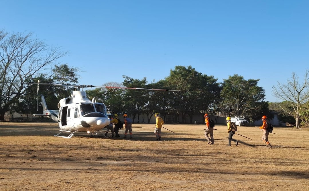 Este viernes se utilizó un puente aéreo para trasladar a 70 elementos adicionales para reforzar las tareas de combate directo. Foto: Secretaría de Protección Civil del Estado