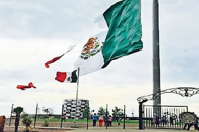 El viento doblegó a la bandera monumental en menos de 2 meses