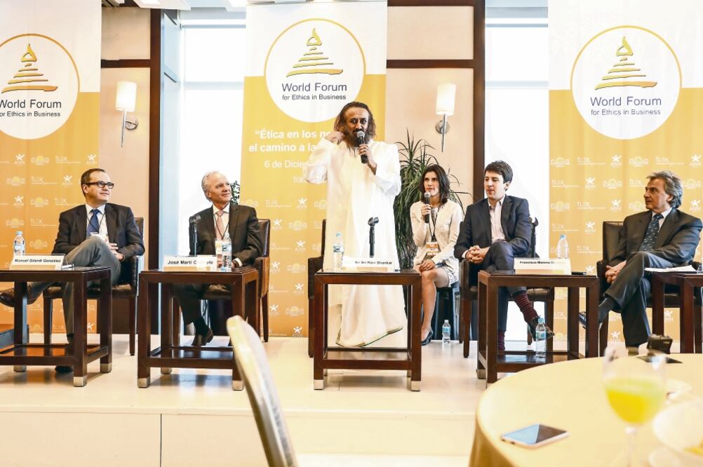 Sri Sri Ravi Shankar (centro), fundador del WFEB y líder espiritual indio, resaltó la necesidad de poner un toque humano al complejo entorno empresarial que existe en el mundo (GERMÁN ESPINOSA. EL UNIVERSAL)