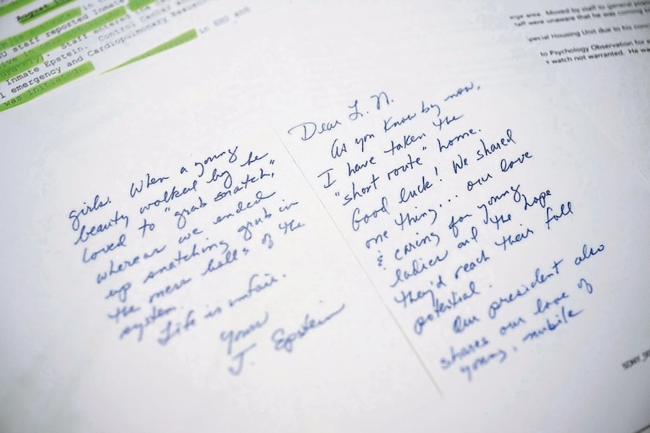 La carta aparentemente firmada por Epstein en la que parece hacer referencia a Trump es falsa, dijo el FBI. Foto: AFP