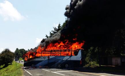 Normalistas incendian camión y bloquean carretera en Michoacán