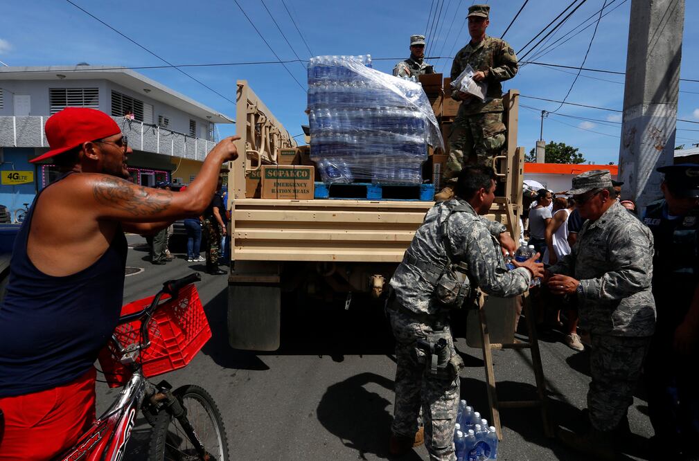Autoridades controlan el ingreso y distribución de ayudas en vehículos militares en San Juan, Puerto Rico (Foto: EFE)