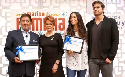 Fundación Michou y Mau otorga reconocimiento a "Mi marido tiene familia"