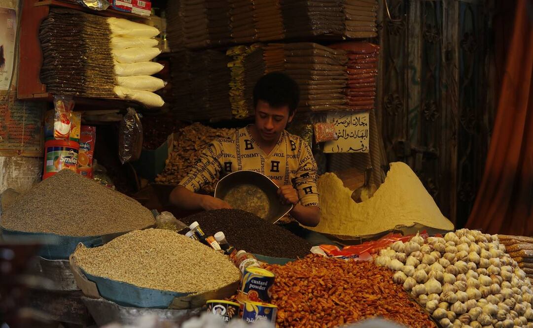 Un vendedor espera a los clientes en un mercado tradicional en medio del aumento de los precios de los alimentos, en la ciudad vieja de Sana'a, Yemen. Foto: EFE