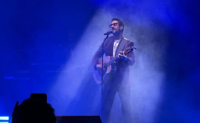 Alex Ubago y la comprobación de que no se necesita llenar un concierto para hipnotizar al público