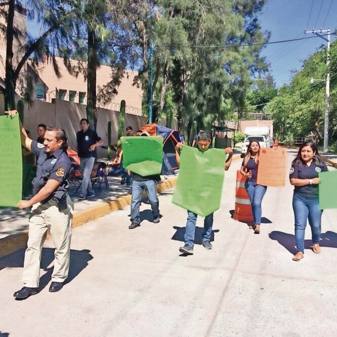 Demandas. Con pancartas, agentes de la UECS exigieron 50% de aumento salarial y la dignificación de su trabajo. ARTURO DE DIOS PALMA. EL UNIVER