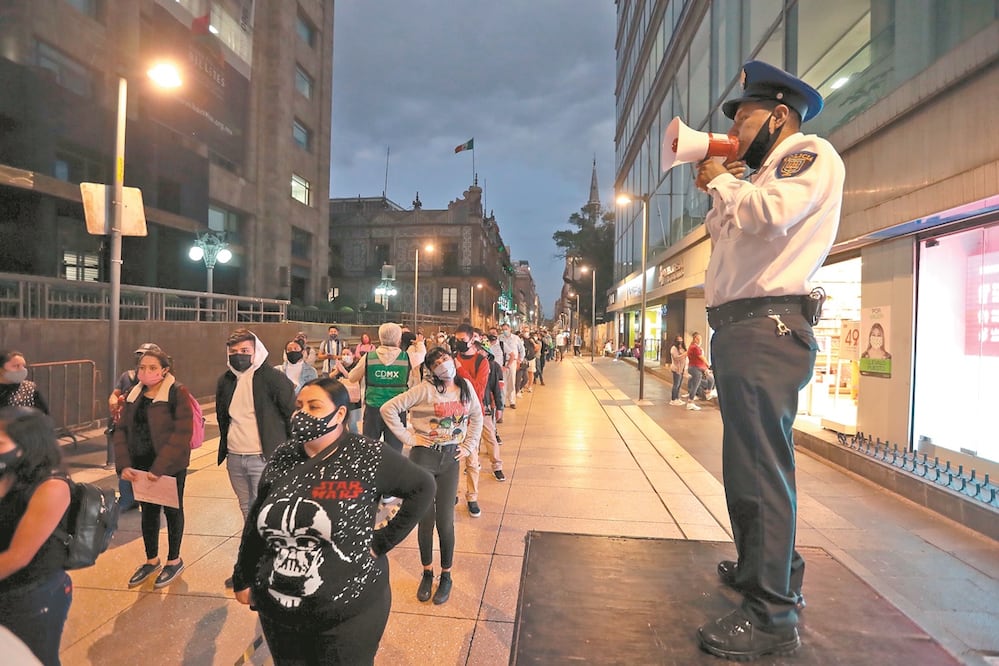 Con altavoces en mano, policías auxiliares y trabajadores del Gobierno intentaron ordenar el flujo de personas que no bajó ayer en la zona centro. Fotos: Juan Boites. El Universal