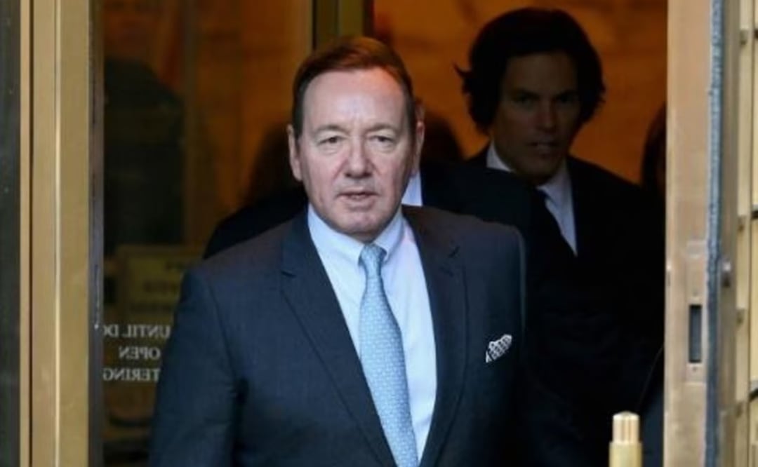 El actor estadounidense Kevin Spacey sale del tribunal de Manhattan en Nueva York, sede del juicio por una denuncia de agresión sexual. Foto: AFP