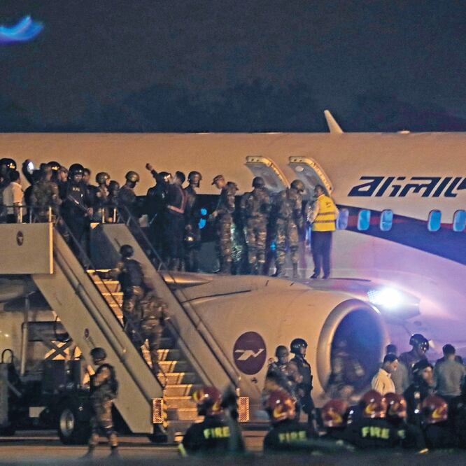 Custodia. Personal de seguridad de Bangladesh montó guardia ayer cerca del avión que intentó ser secuestrado. AFP