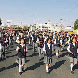 Participarán 13 mil personas en desfile 