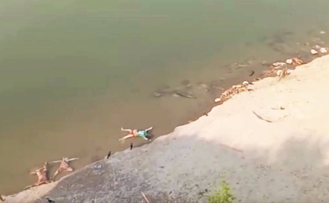 Cuerpos junto al río en el distrito de Ghazipur. Decenas de cadáveres han sido hallados flotando en el río Ganges, mientras el país lucha contra un aumento de casos de Covid. Foto: AP.