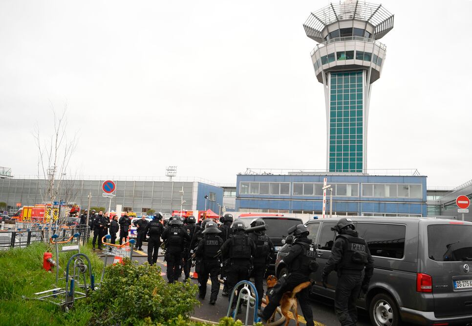 Policía francesa asegura las inmediaciones del aeropuerto (Foto: AFP)