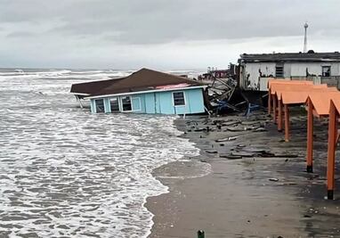 Colapsa restaurante en Playa Bagdad, Tamaulipas, debido a la marea alta; un hombre resulta lesionado