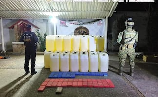 Aseguran bodega con 50 paquetes de cocaína, armas y combustible en Chiapas; hay 4 detenidos
