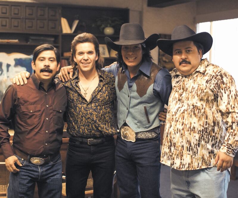 La historia sigue el surgimiento y consolidación de la banda mexicana desde su formación en Apocada en los 70. TNT