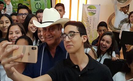 "El Bronco" afirma que habla con Dios a diario, a través de WhatsApp