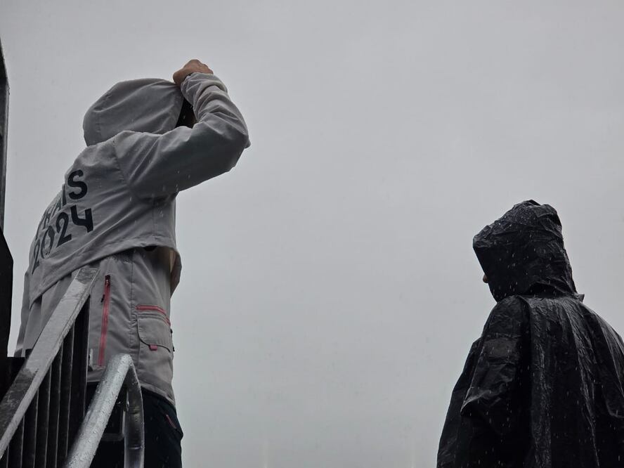 Los voluntarios comienzan a lucir sombrillas e impermeables - Foto: Arturo Sanguino/ EL UNIVERSAL