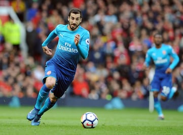 Policía detiene a aficionados con camisetas de Mkhitaryan