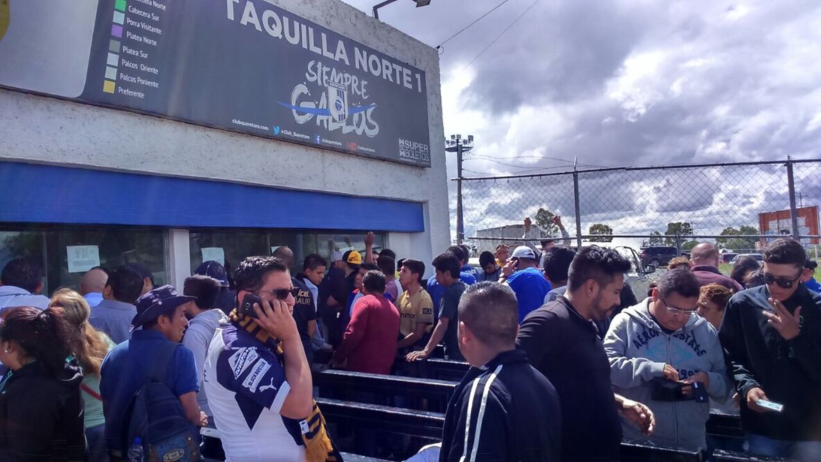 Especial. Aficionados en las taquillas del estadio previo al juego entre Cruz Azul y Pumas 