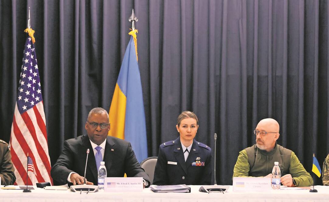 El Secretario de Defensa de los Estados Unidos, Lloyd J. Austin III (L), habla en presencia del Ministro de Defensa de Ucrania, Oleksii Reznikov (R), durante una reunión de Ministros de Defensa en la Base Aérea de los Estados Unidos. Foto: EFE