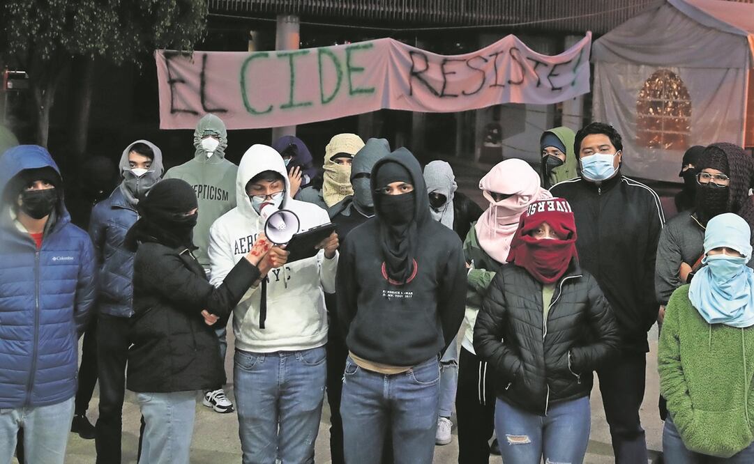 Estudiantes indicaron que la toma de instalaciones se prolongará 24 horas más. Foto: ARCHIVO EL UNIVERSAL