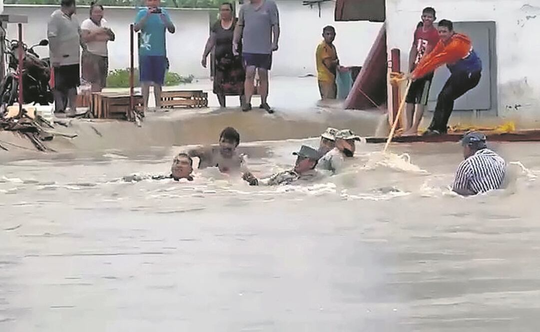  Un ciudadano y un elemento de la Guardia Nacional fueron arrastrados por la corriente del río Teapa.