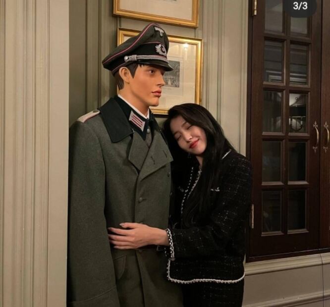 Estrella de la K-pop surcoreana se disculpa por fotos junto a uniforme nazi