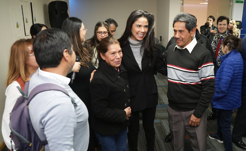 Paola Rojas se fotografía junto a los suscriptores de EL UNIVERSAL. | Foto: Carlos Mejía.