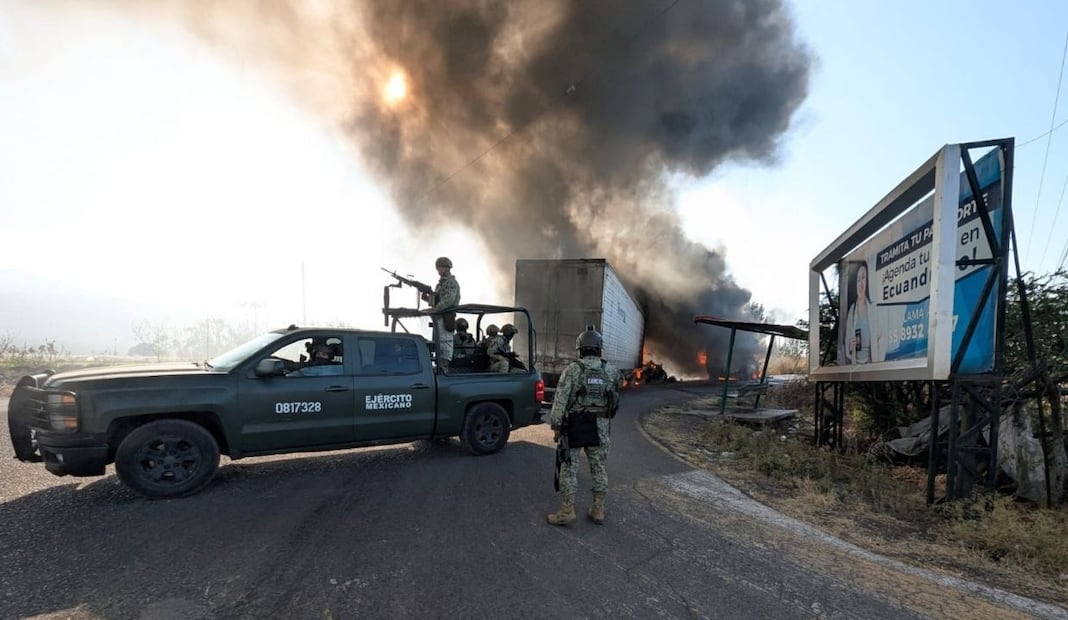 Bloqueos y quema de vehículos en Michoacán y Jalisco. Foto: Alerta Michoacán