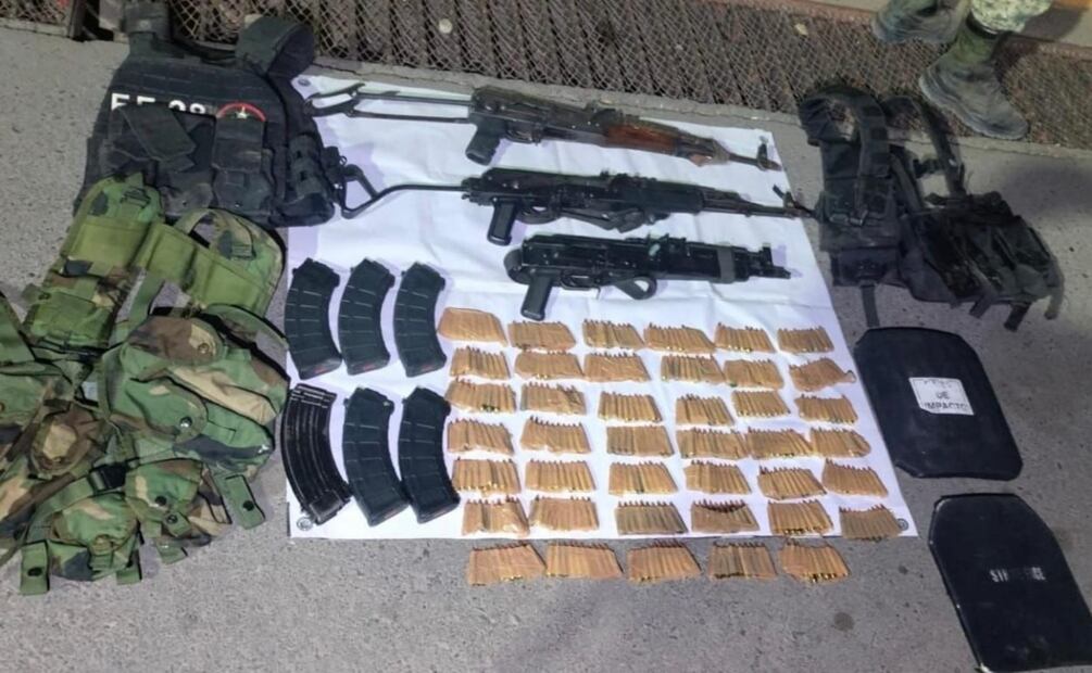 Abandonan vehículos con armas en poblado de Culiacán; huye grupo armado al notar presencia de fuerzas federales. Foto: Especial