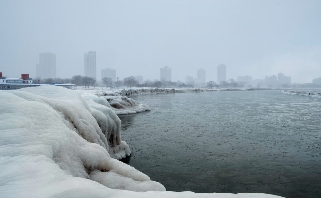 The city skyline is seen from the North Avenue Beach at Lake Michigan, as bitter cold phenomenon called the polar vortex has descended on much of the central and eastern United States, in Chicago, Illinois - Photo: Pinar Istek/REUTERS
