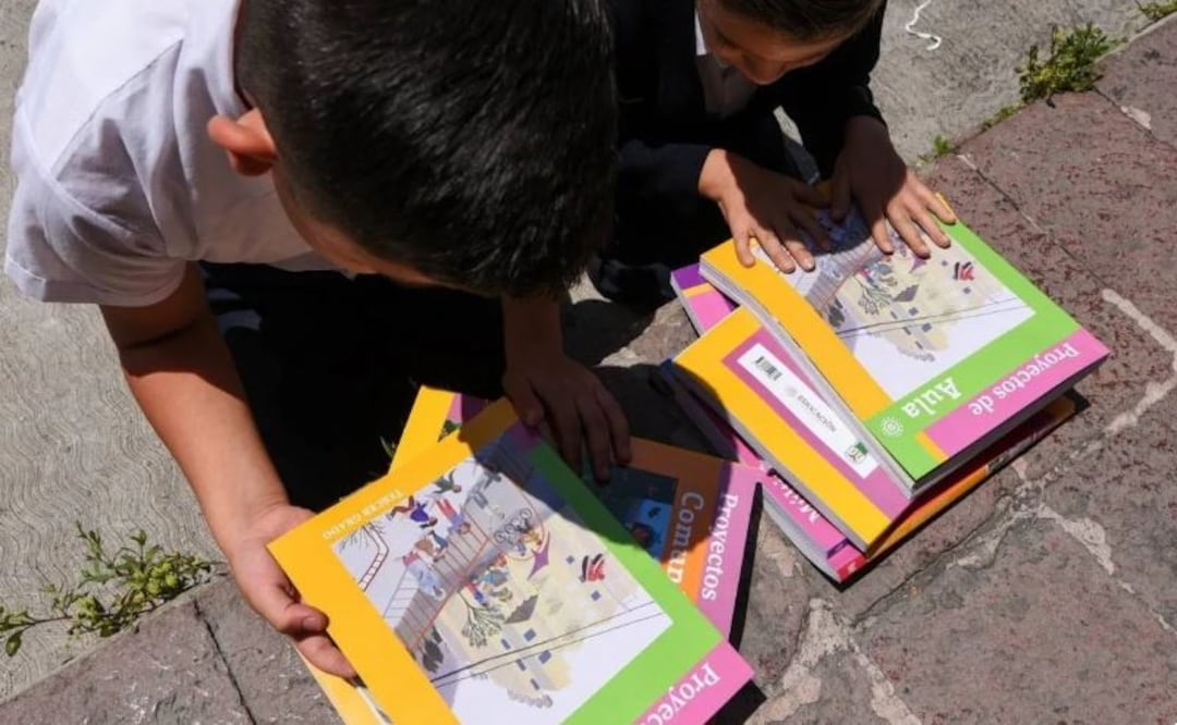 Niños recibiendo sus libros de texto gratuito para el ciclo escolar 2023-2024. Foto: Cuartoscuro/ Crisanta Espinosa Aguilar