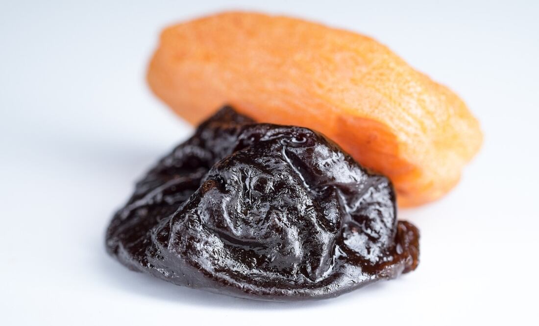 Ya sea que las comas sola como un snack saludable, la uses como un toque diferente para acompañar ensaladas o postres, la ciruela pasa tiene grandes beneficios para la salud. Foto: Pixabay