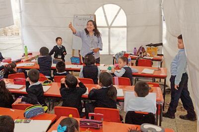 Maestra despedida imparte clases en un atrio