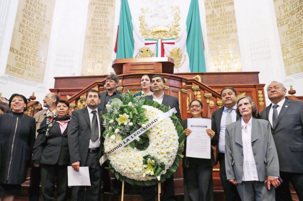 César Cravioto, acompañado de algunos asambleístas de su partido y una corona fúnebre, mostró el oficio dirigido al presidente de la Corte (JUAN CARLOS REYES. EL UNIVERSAL)