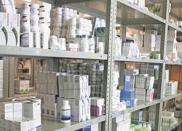 Tras protesta en aeropuerto, IMSS se compromete otra vez a resolver desabasto de medicamentos