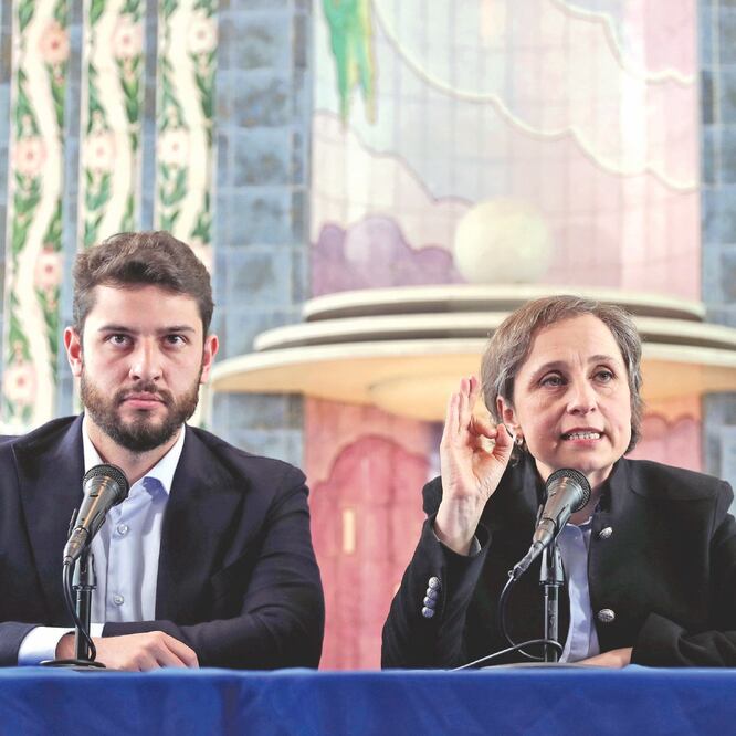 Juan Aguirre, del Consejo de Administración de Grupo Radio Centro, y Carmen Aristegui durante la conferencia en la que se anunció que el espacio noticioso se llamará Aristegui En Vivo y operará con absoluta libertad de expresión. (VALENTE ROSAS)
