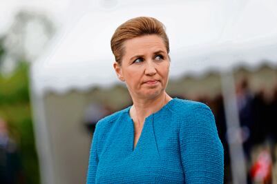 Apoyan a premier danesa tras ser golpeada