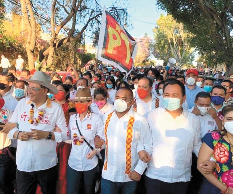 El aún presidente municipal de Juchitán, Emilio Montero Pérez, encabezó un m it i n con 5 mil personas en la explanada de la Expo ganadera. Foto: ESPECIAL