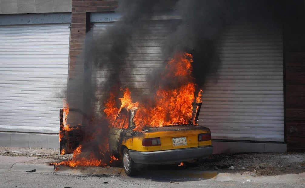 Autos quemados en algunos accesos del municipio de San Juan de los Lagos, Jalisco luego de la detención y fallecimiento del narcotraficante Nemesio Oseguera Cervantes “El Mencho” durante esta mañana en Tapalpa (22/02/26). Foto: Diego Simón Sánchez/ EL UNIVERSAL