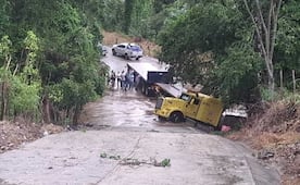 Creciente de arroyo arrastra dos vehículos en Mapastepec, Chiapas; Guardia Nacional rescata sanos y salvos a sus ocupantes
