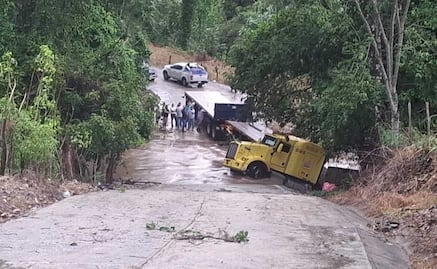 Creciente de arroyo arrastra dos vehículos en Mapastepec, Chiapas; Guardia Nacional rescata sanos y salvos a sus ocupantes