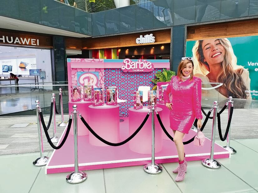 Fans de Barbie no perdieron oportunidad de posar en cada exposición. Foto: Araceli García / EL UNIVERSAL